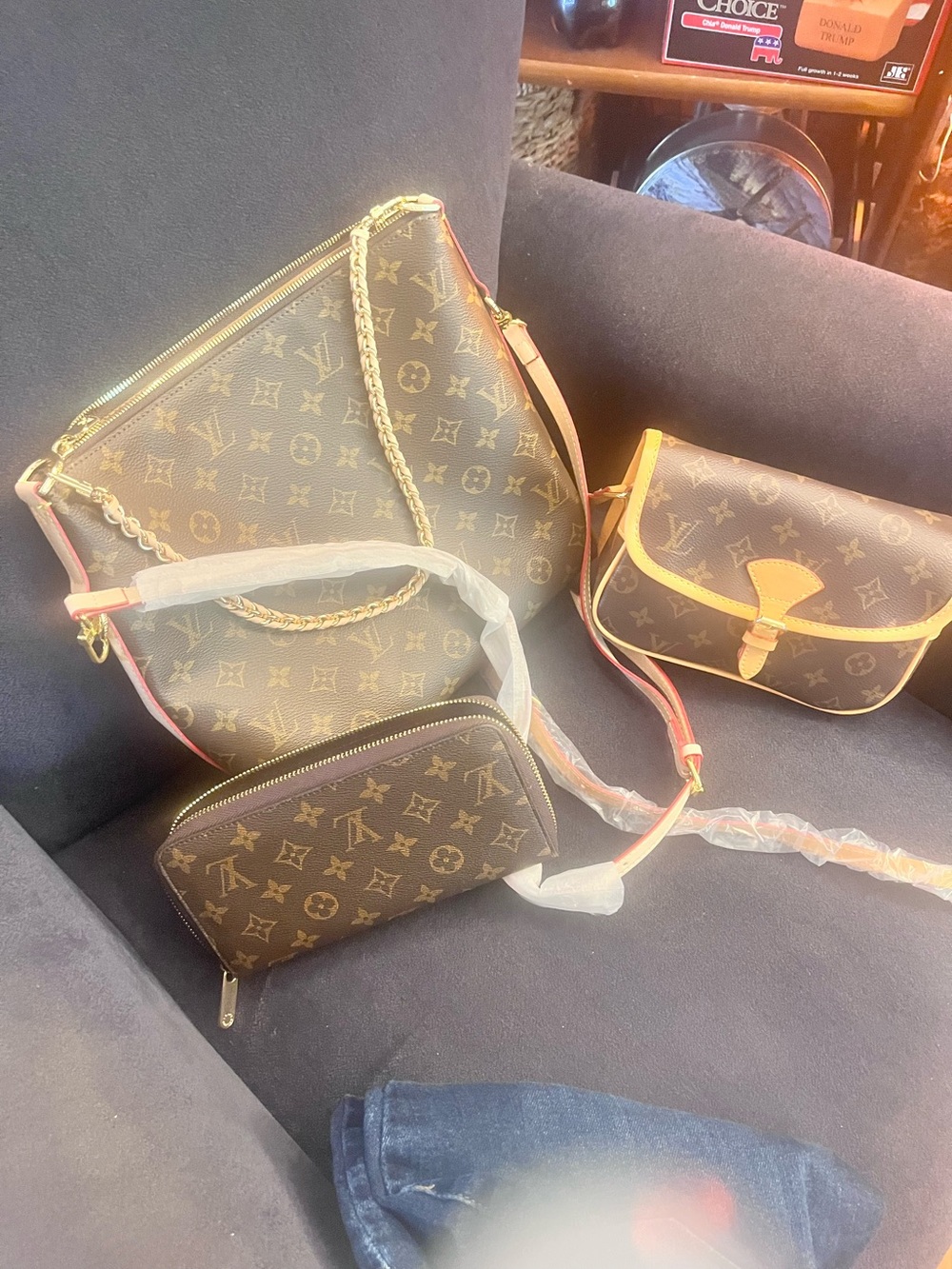 Louis Vuitton styled bundle
Comes with wallet and small crossbody bag
